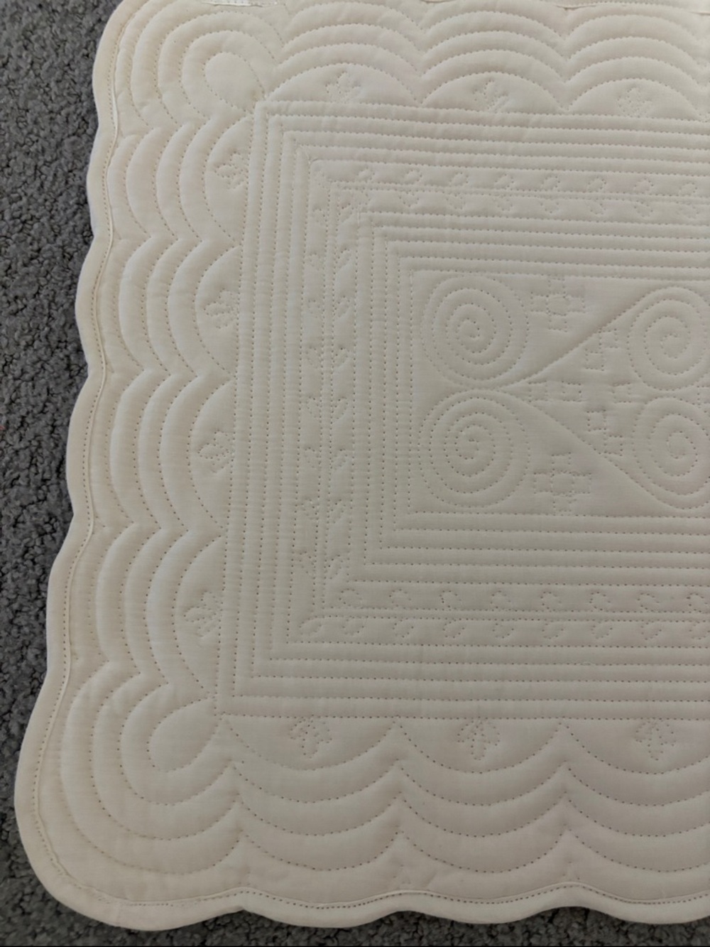 Set of 6  Quilted Scalloped Edge Off White Quilted Cotton Placemats - Picture 9 of 9